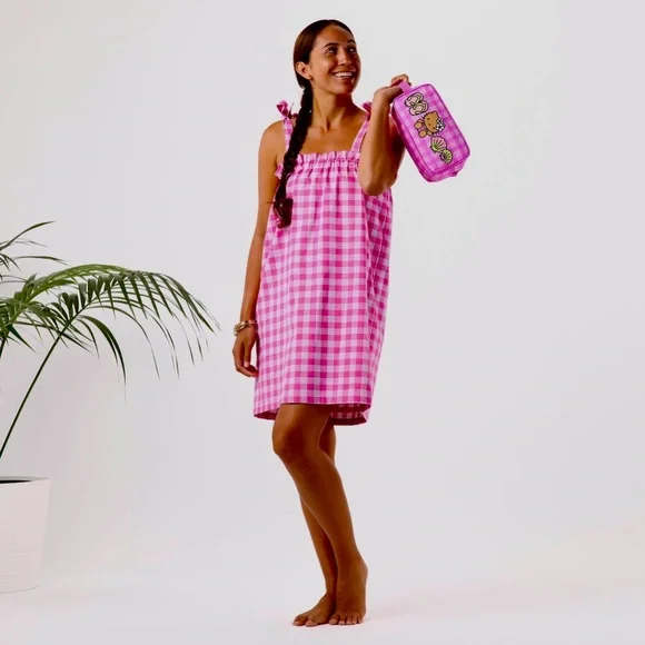 Aloha Collection x Sun kissed Hello Kitty Hawaii Exclusive Pink Palaka Dopp Kit - Picture 9 of 10